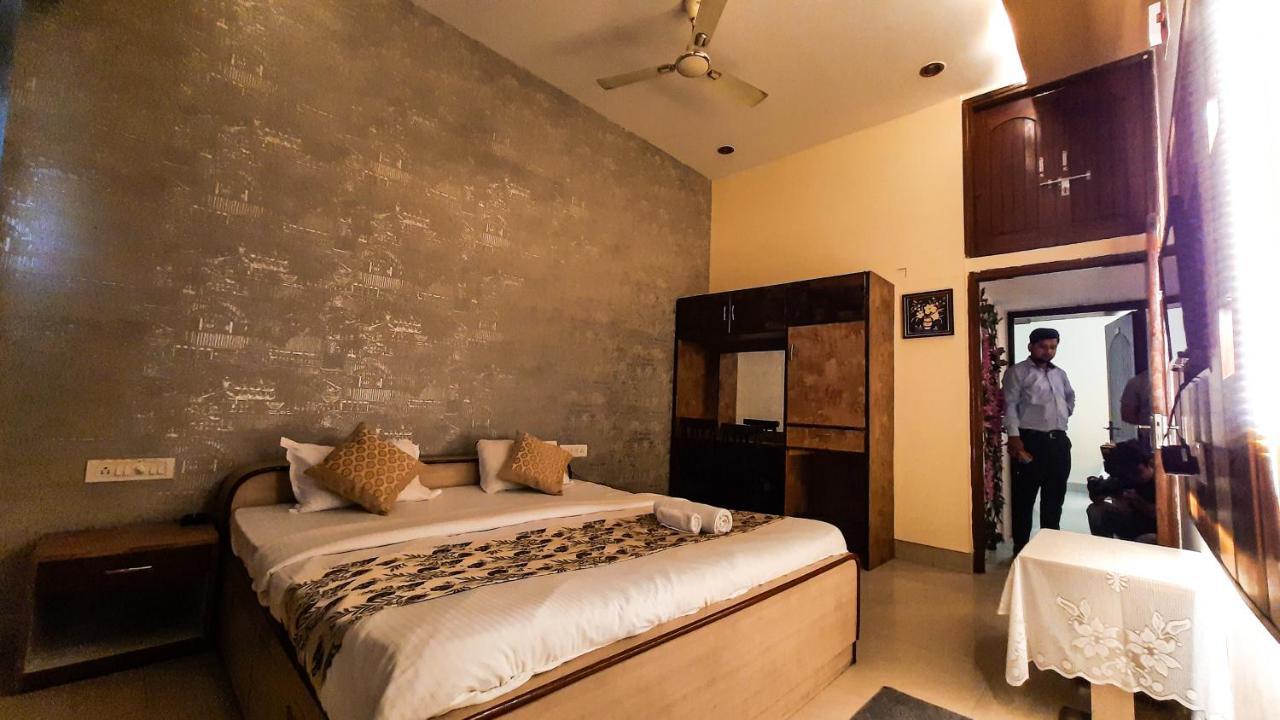 Hotel Rajyashree Palace Варанаси Екстериор снимка