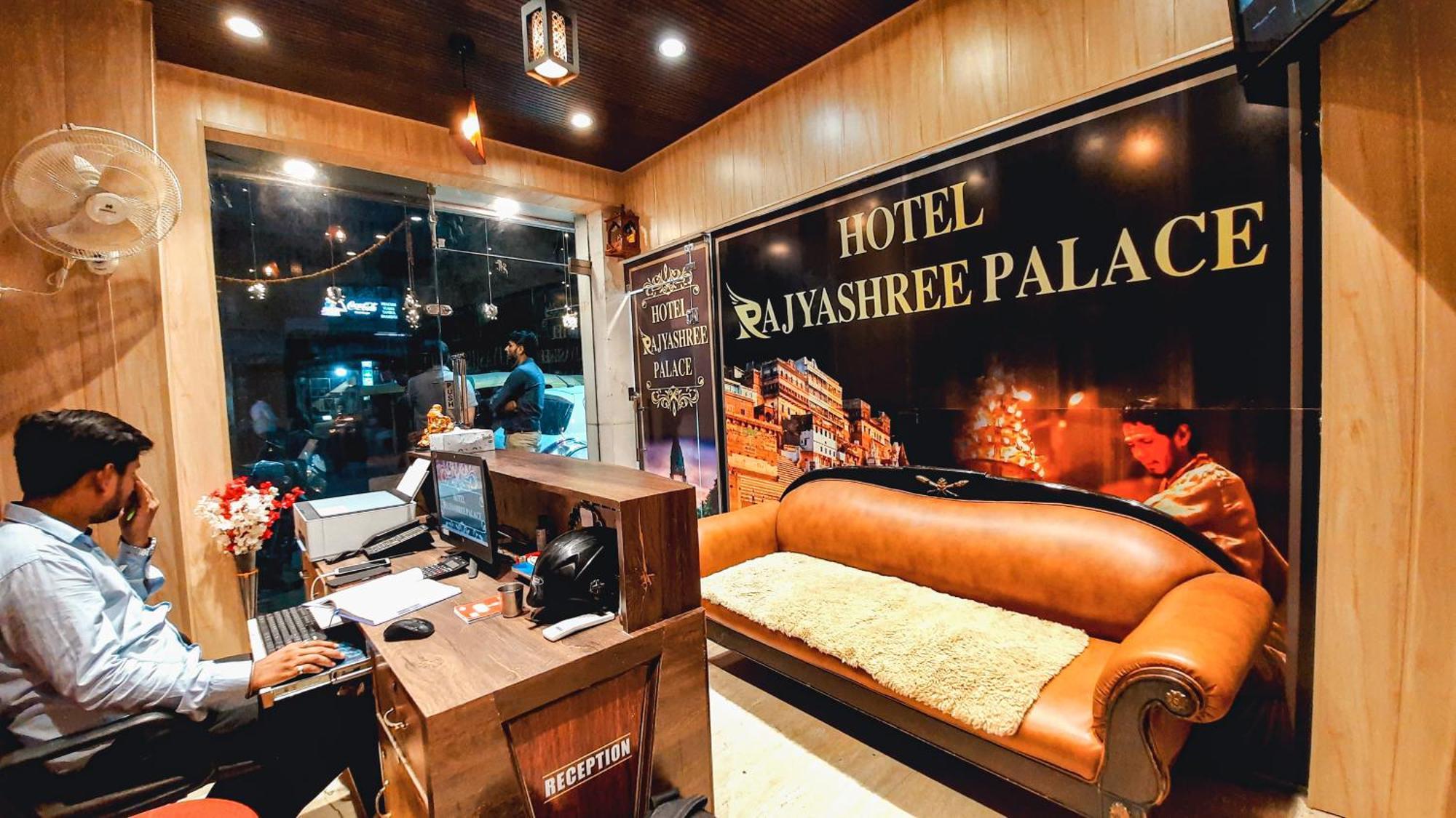 Hotel Rajyashree Palace Варанаси Екстериор снимка
